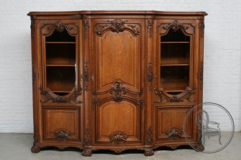 Антикварный шкаф с опорами в виде звериных лап код. BE4097473