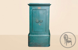 картинка Антикварный сейф салоне старинных вещей "Шебби" являющийся официальным дистрибьютором в России и Беларуси