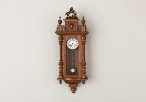 картинка Старинные настенные часы салоне старинных вещей "Шебби" являющийся официальным дистрибьютором в России и Беларуси