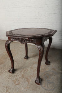 картинка Антикварный столик в стиле чиппендейл с резной столешницей салоне старинных вещей "Шебби" являющийся официальным дистрибьютором в России и Беларуси