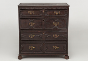 картинка Антикварный комод салоне старинных вещей "Шебби" являющийся официальным дистрибьютором в России и Беларуси