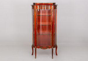 картинка Старинная витрина салоне старинных вещей "Шебби" являющийся официальным дистрибьютором в России и Беларуси