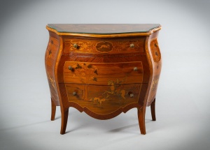 картинка Старинный комод с маркетри с изображением сцен охоты салоне старинных вещей "Шебби" являющийся официальным дистрибьютором в России и Беларуси