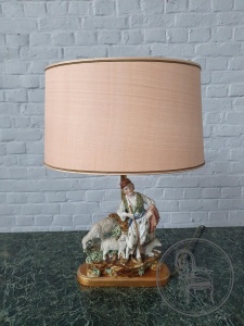 картинка Старинная настольная фарфоровая лампа салоне старинных вещей "Шебби" являющийся официальным дистрибьютором в России и Беларуси