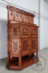 Антикварный ореховый шкаф с резьбой на рыцарскую тему код. BE107679