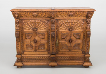 Антикварный резной дубовый комод в мехельском стиле код. XX3421