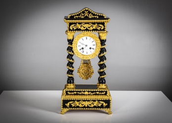 Антикварные французские каминные часы-портик периода Наполеона III код. RM4165835