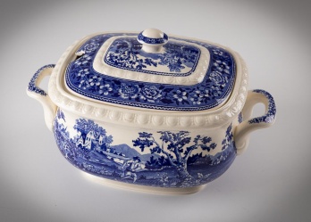 Старинная супница из фаянса Villeroy and Boch с изображением деревенского пейзажа код. RM4165457