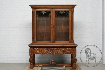 Старинная дубовая витрина с высоким резным подножьем код. BE4097692