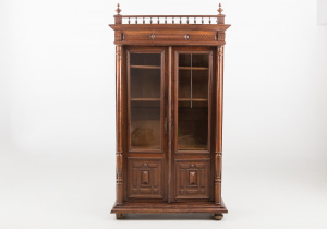 картинка Антикварный книжный шкаф салоне старинных вещей "Шебби" являющийся официальным дистрибьютором в России и Беларуси