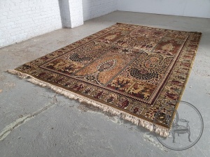 картинка Антикварный иранский шерстяной ковер с изображением растений и животных салоне старинных вещей "Шебби" являющийся официальным дистрибьютором в России и Беларуси