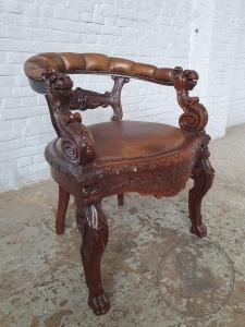 картинка Антикварное дубовое кресло с резьбой и обивкой из натуральной кожи салоне старинных вещей "Шебби" являющийся официальным дистрибьютором в России и Беларуси