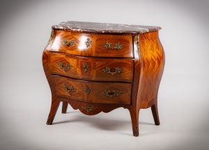 картинка Старинный французский ореховый комод с маркетри салоне старинных вещей "Шебби" являющийся официальным дистрибьютором в России и Беларуси