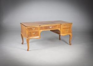 картинка Старинный письменный стол с тумбами, декорированный резьбой салоне старинных вещей "Шебби" являющийся официальным дистрибьютором в России и Беларуси