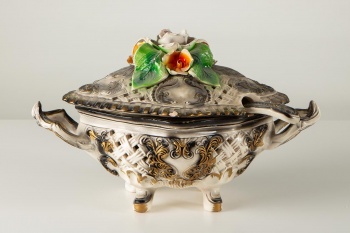 Старинная супница с цветочной лепниной код. RM4103088