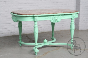 картинка Антикварный столик с резным медальоном в виде головы льва салоне старинных вещей "Шебби" являющийся официальным дистрибьютором в России и Беларуси