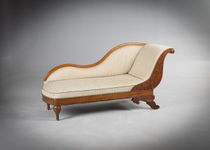 картинка Антикварная кушетка с резным каркасом салоне старинных вещей "Шебби" являющийся официальным дистрибьютором в России и Беларуси