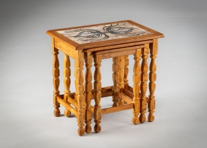 картинка Старинные дубовые столики (3 шт.) с верхом их керамической плитки салоне старинных вещей "Шебби" являющийся официальным дистрибьютором в России и Беларуси