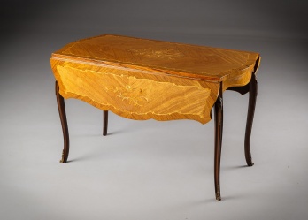 Старинный раскладывающийся стол с маркетри на изогнутых ножках код. RM4165340