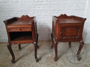 картинка Антикварные прикроватные дубовые тумбочки с фигурными опорами салоне старинных вещей "Шебби" являющийся официальным дистрибьютором в России и Беларуси