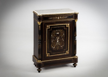 Антикварный комод с мраморной столешницей, декорированный узорами и накладками из латуни код.&nbsp;RM4144473