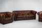 Старинный кожаный мебельный гарнитур: диван и два кресла "Честерфилд" в обивке из натуральной кожи код. RM4165159 фото 1