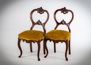 картинка Антикварные французские стулья (2 шт.) с резной спинкой салоне старинных вещей "Шебби" являющийся официальным дистрибьютором в России и Беларуси