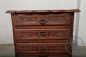 Антикварный комод, украшенный резьбой с цветочными мотивами код. BE70943 фото 1