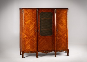 картинка Антикварный шкаф с маркетри в стиле Людовика XVI салоне старинных вещей "Шебби" являющийся официальным дистрибьютором в России и Беларуси