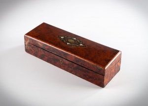 картинка Антикварный перчаточный ящик из ореха с инкрустацией латунью салоне старинных вещей "Шебби" являющийся официальным дистрибьютором в России и Беларуси