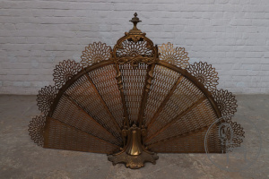 картинка Антикварный защитный экран для камина салоне старинных вещей "Шебби" являющийся официальным дистрибьютором в России и Беларуси