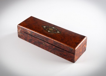 Антикварный перчаточный ящик из ореха с инкрустацией латунью код.&nbsp;RM4146519