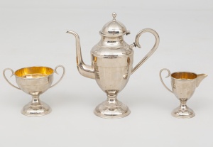 картинка Старинный набор посуды: кофейник, сливочник и сахарница из металла с серебрением салоне старинных вещей "Шебби" являющийся официальным дистрибьютором в России и Беларуси