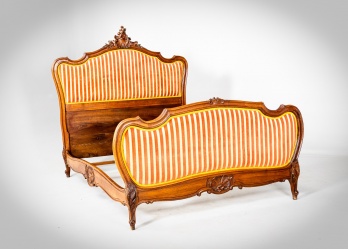 Антикварная кровать из красного дерева с мягкой обивкой код. RM4165975