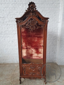 картинка Антикварная витрина в стиле Людовика XV салоне старинных вещей "Шебби" являющийся официальным дистрибьютором в России и Беларуси