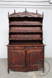 Антикварный посудный шкаф с резными цветами и шпилями код. BE4097545