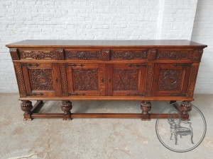 картинка Антикварный дубовый комод в стиле Тюдор салоне старинных вещей "Шебби" являющийся официальным дистрибьютором в России и Беларуси