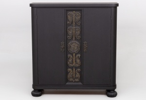 картинка Старинный дубовый комод с резными филенками салоне старинных вещей "Шебби" являющийся официальным дистрибьютором в России и Беларуси