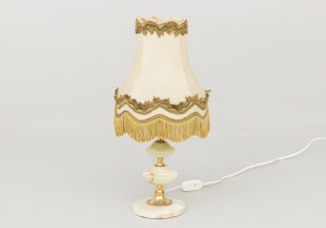 картинка Старинная настольная лампа салоне старинных вещей "Шебби" являющийся официальным дистрибьютором в России и Беларуси