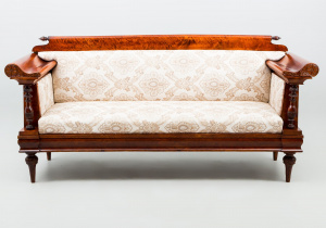 картинка Антикварная софа салоне старинных вещей "Шебби" являющийся официальным дистрибьютором в России и Беларуси