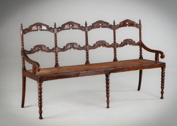 Антикварная скамья с плетеным сиденьем, декорированная изящной резьбой код. RM4154690