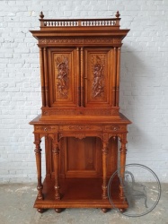 Антикварный ореховый поставец с резьбой на мифологический сюжет и подписью изготовителя код. BE4160901