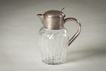 Старинный стеклянный кувшин с металлическим верхом код. RM4102412