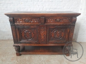 картинка Антикварный комод из дуба в стиле Тюдор салоне старинных вещей "Шебби" являющийся официальным дистрибьютором в России и Беларуси