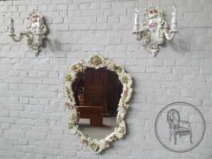 картинка Старинное итальянское фарфоровое зеркало и два бра салоне старинных вещей "Шебби" являющийся официальным дистрибьютором в России и Беларуси