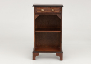 картинка Старинная тумбочка салоне старинных вещей "Шебби" являющийся официальным дистрибьютором в России и Беларуси