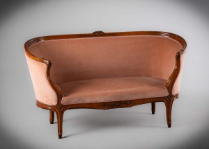 картинка Старинная скамья с рельефной резьбой в виде цветов и листвы на спинке и царгах салоне старинных вещей "Шебби" являющийся официальным дистрибьютором в России и Беларуси