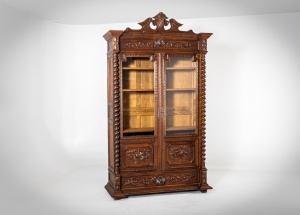 картинка Антикварный книжный шкаф с резьбой салоне старинных вещей "Шебби" являющийся официальным дистрибьютором в России и Беларуси