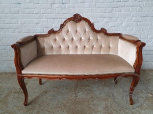 картинка Старинная резная скамья из ореха в стиле рококо салоне старинных вещей "Шебби" являющийся официальным дистрибьютором в России и Беларуси