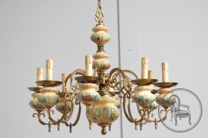 картинка Старинная фарфоровая расписная люстра с бронзовыми рожками салоне старинных вещей "Шебби" являющийся официальным дистрибьютором в России и Беларуси